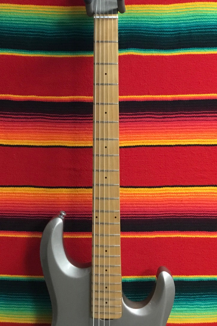 Ernie Ball/Music Man Silhouette Bass Pearl Platinum (2001)