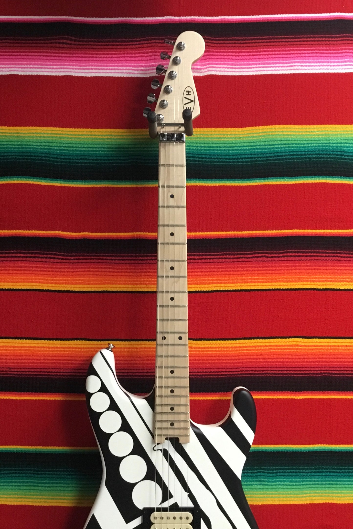 EVH Striped Series Circles White/Black (2021)