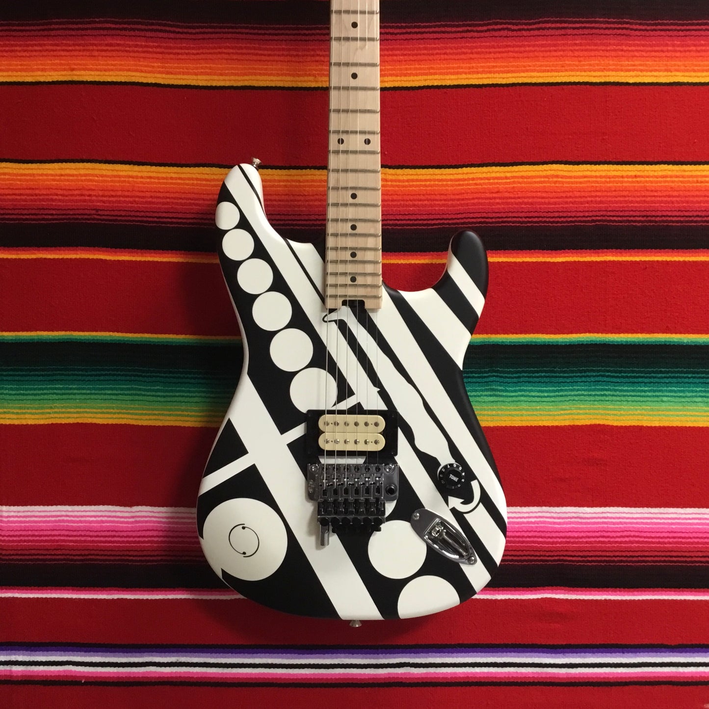 EVH Striped Series Circles White/Black (2021)