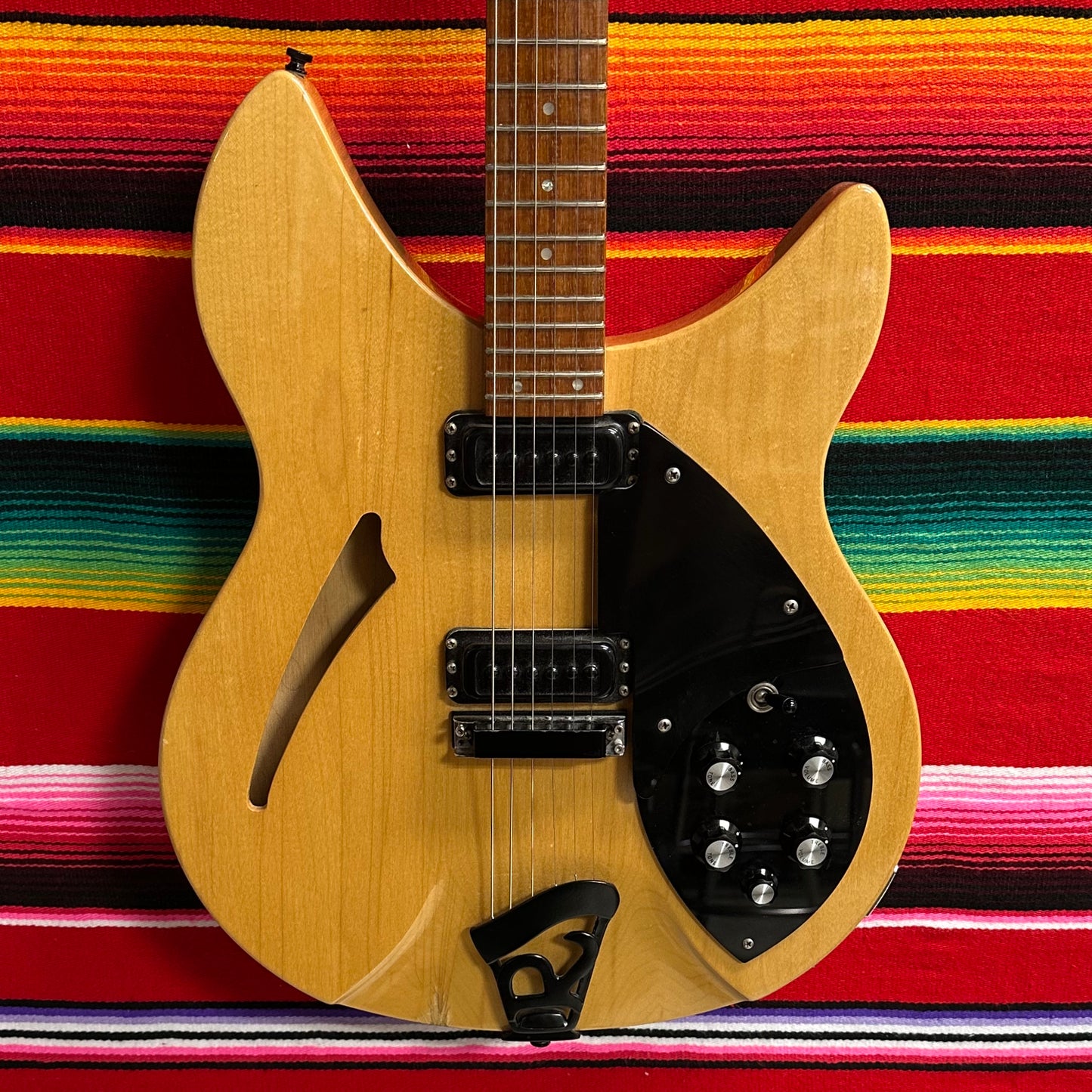 Rickenbacker 330 Mapleglo (1986)
