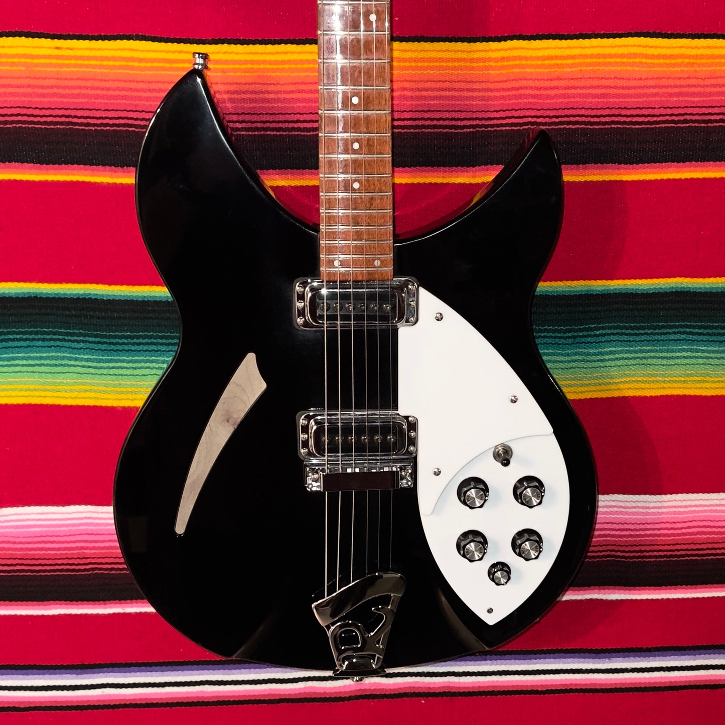 Rickenbacker 330 Jetglo (2017)