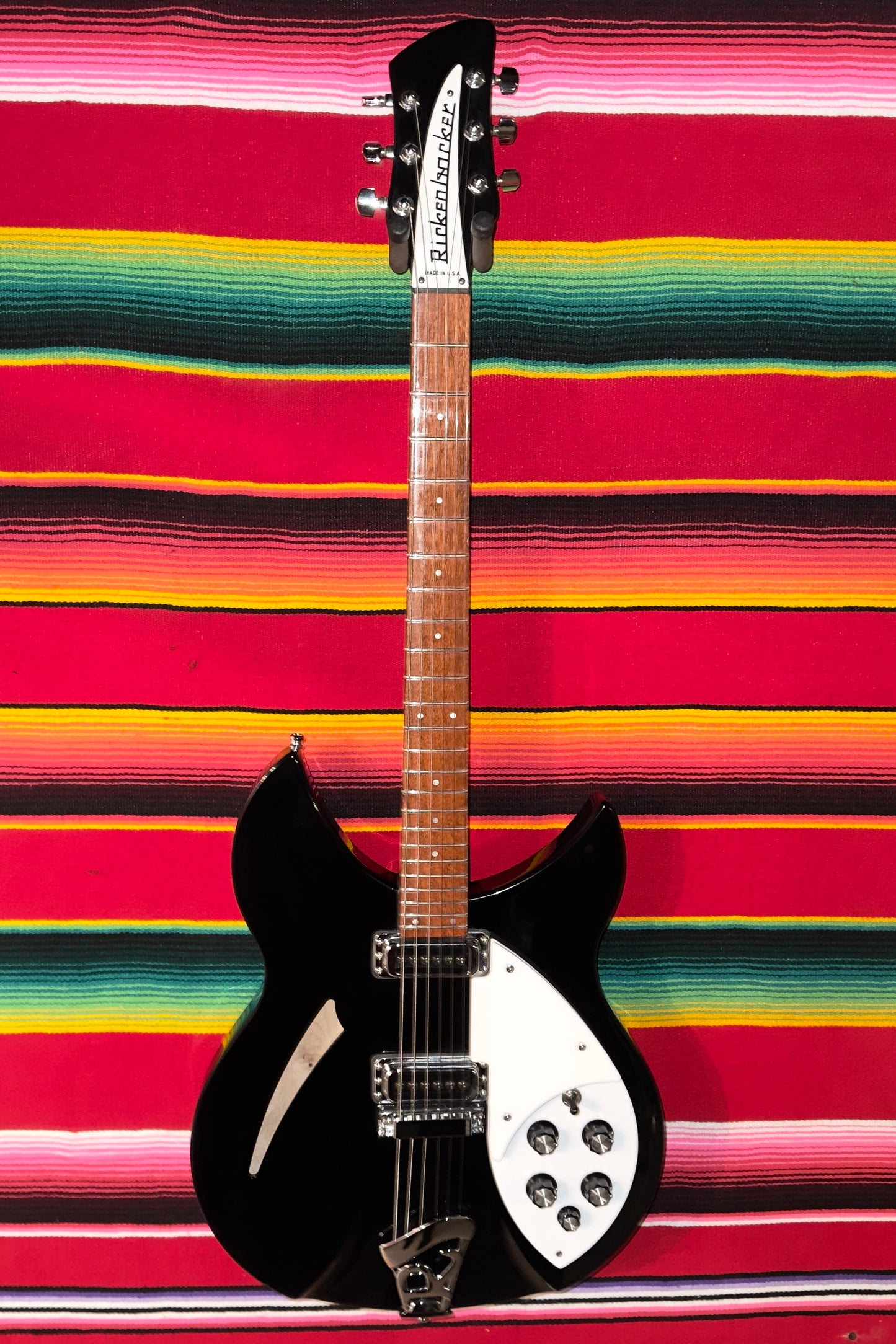 Rickenbacker 330 Jetglo (2017)
