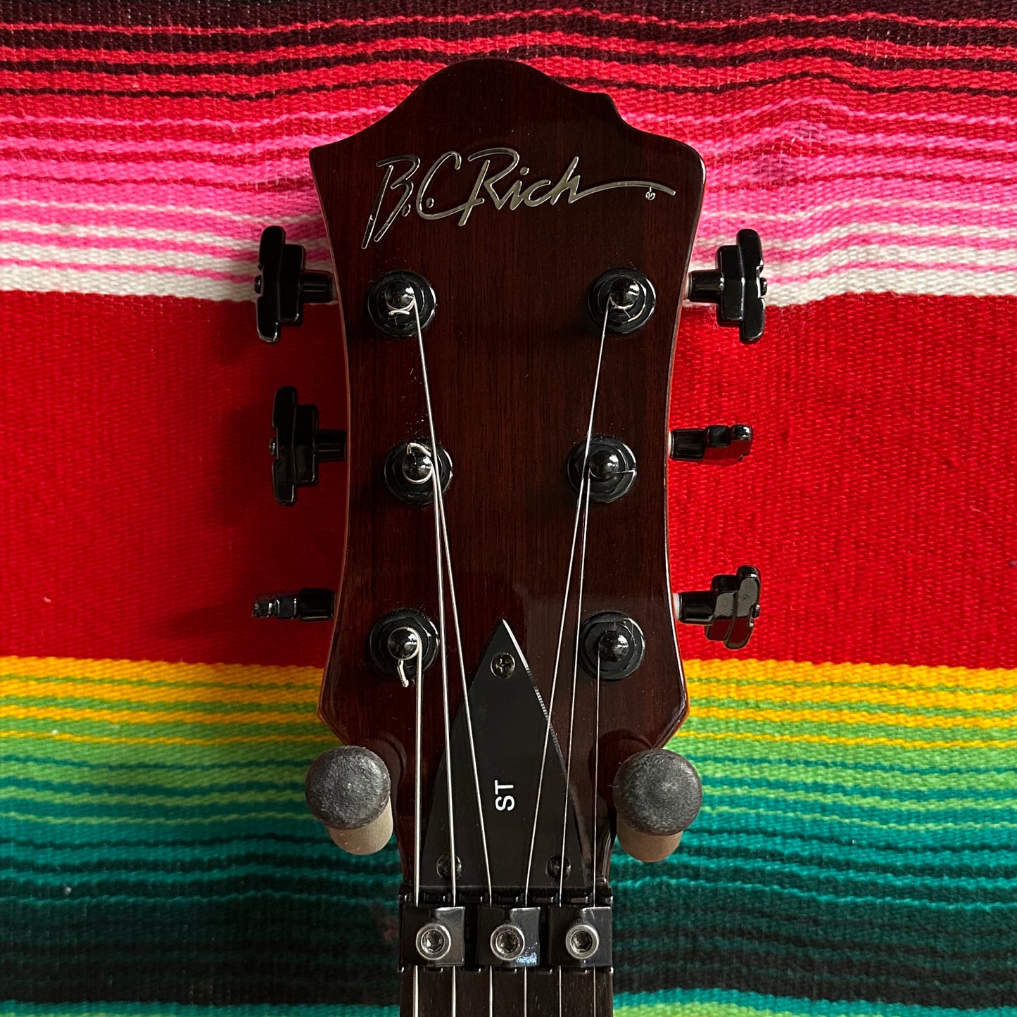 B.C. Rich Mockingbird ST Honey Burst (2011)