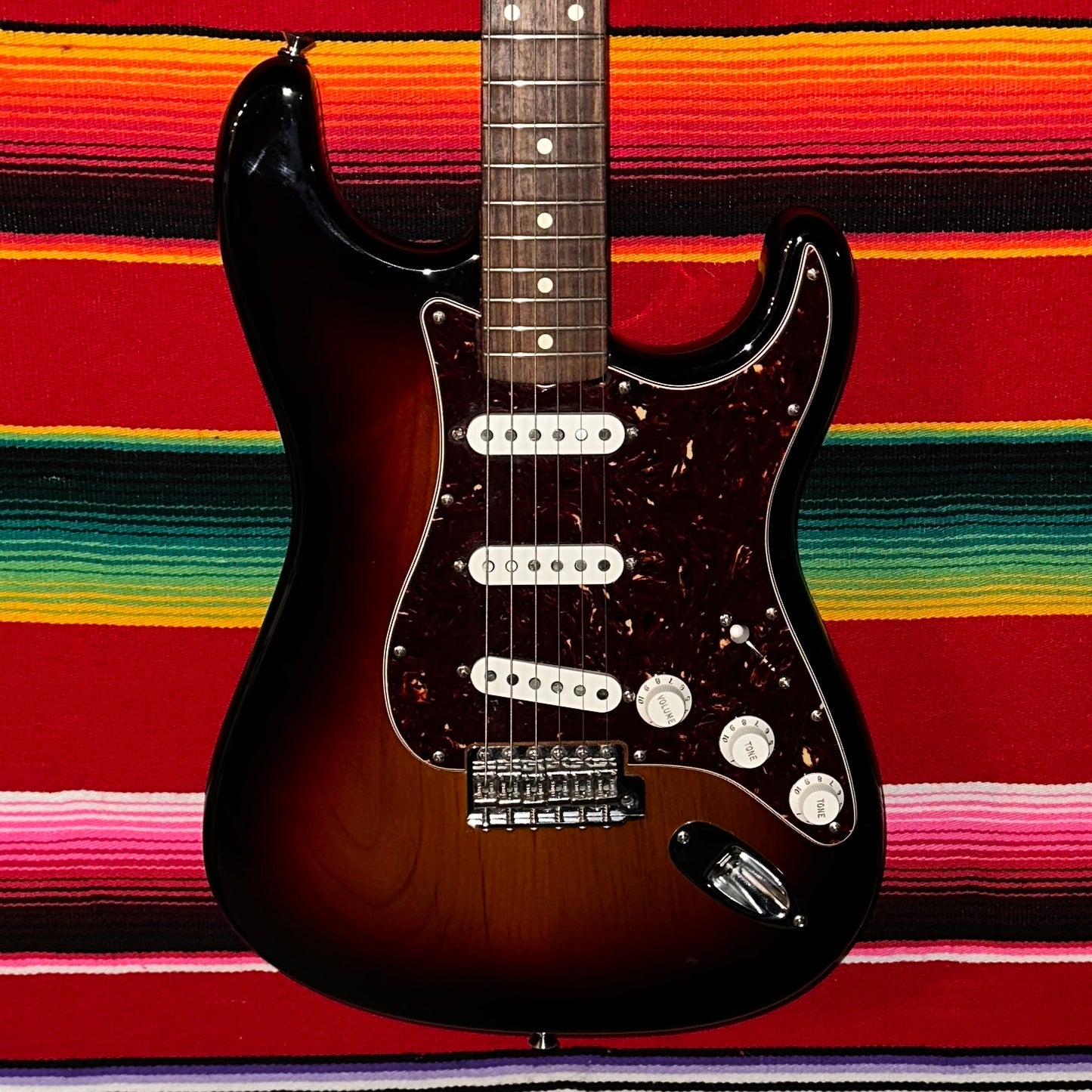 Fender John Mayer Stratocaster 3-Color Sunburst. (2014)