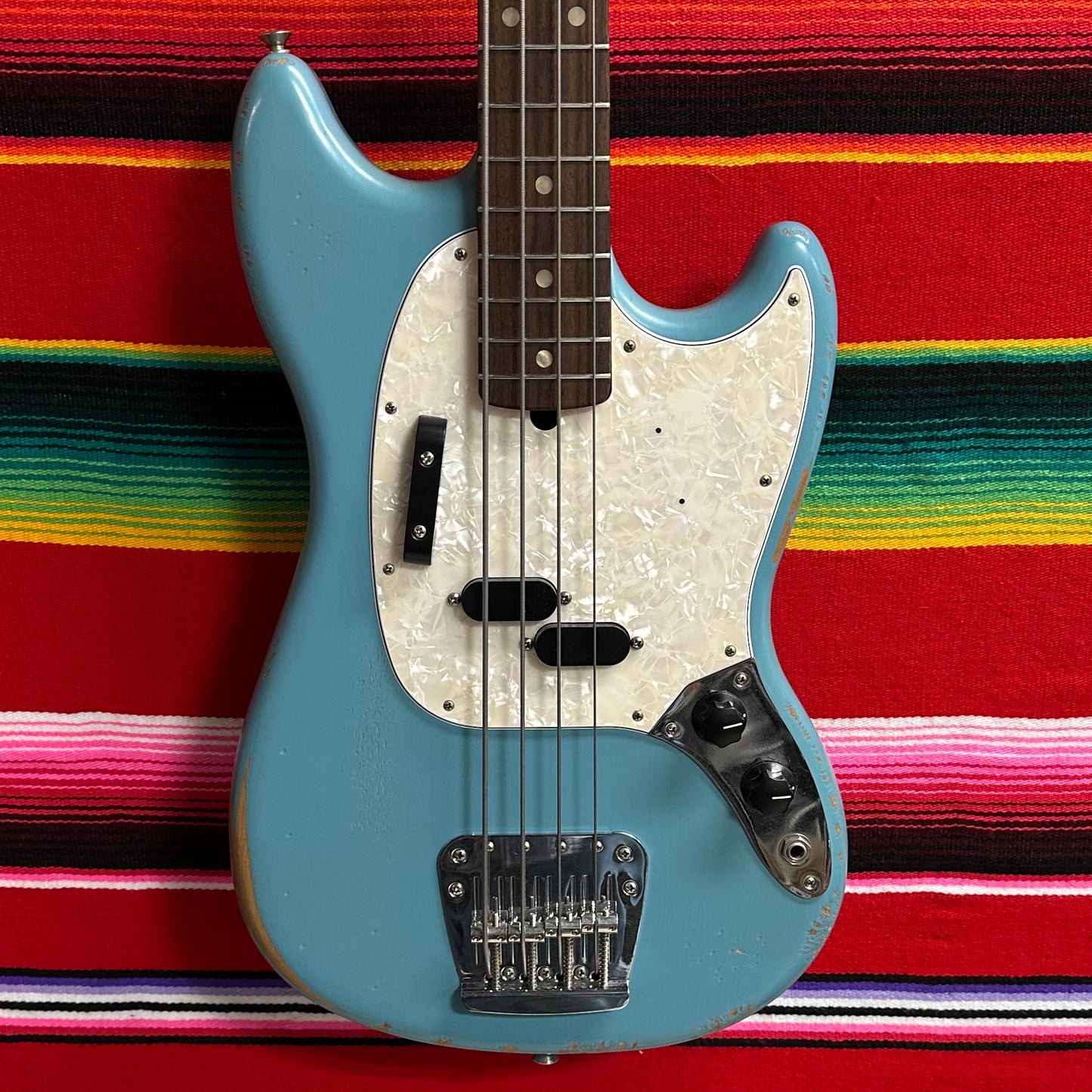 Fender MIM JMJ Road Worn Mustang Bass Faded Daphne Blue (2022)