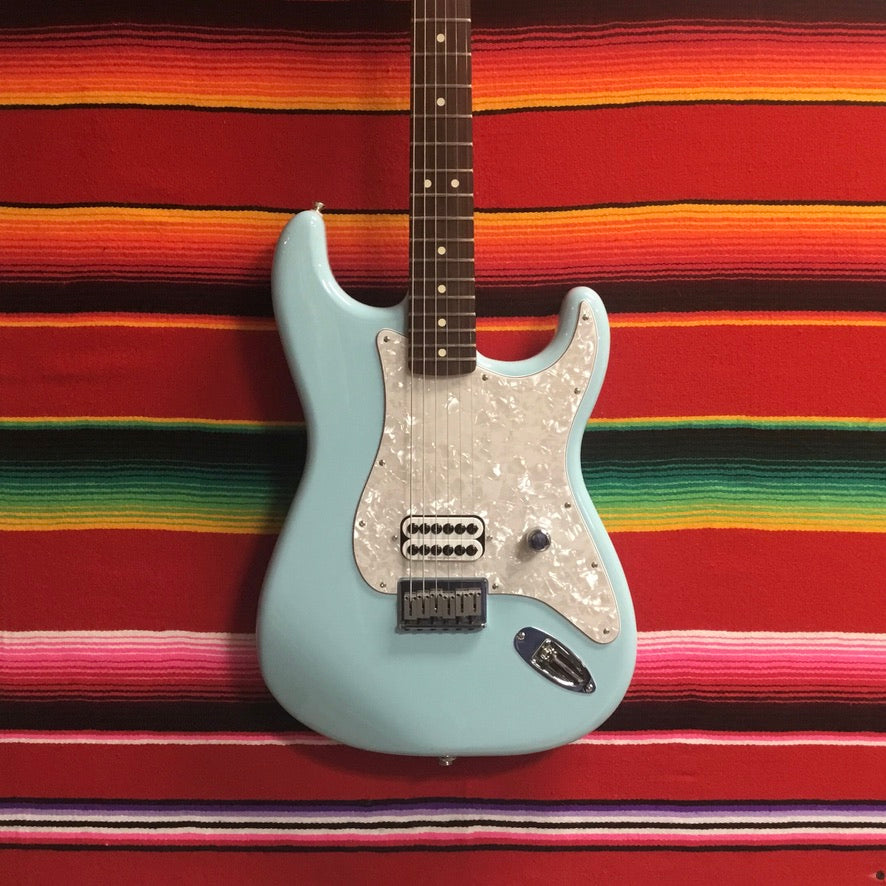 Fender Tom Delonge Stratocaster Daphne Blue (2023)