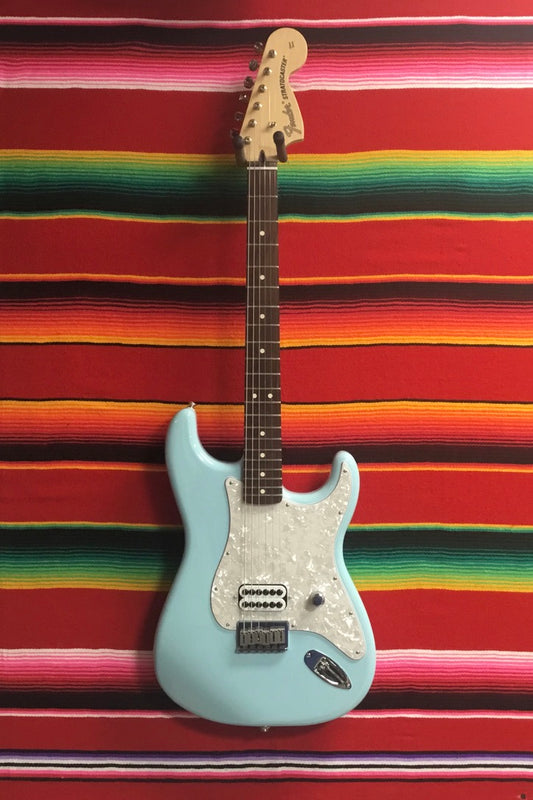 Fender Tom Delonge Stratocaster Daphne Blue (2023)