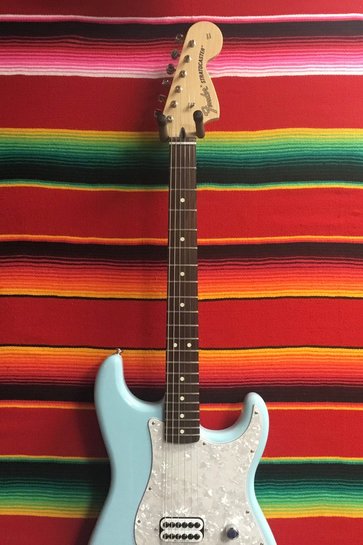 Fender Tom Delonge Stratocaster Daphne Blue (2023)