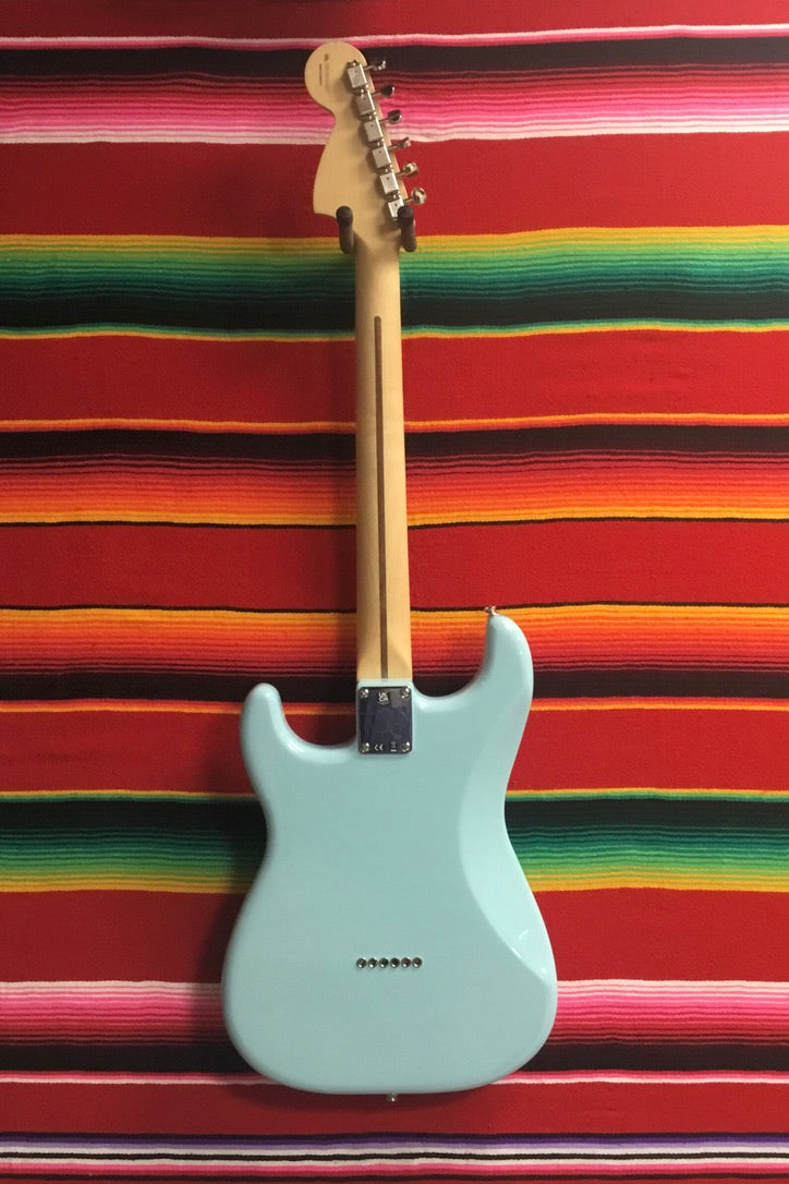 Fender Tom Delonge Stratocaster Daphne Blue (2023)